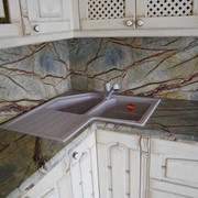 Изготовление столешниц под раковины для ванных комнат из мрамора, гранита и искусственного камня фото