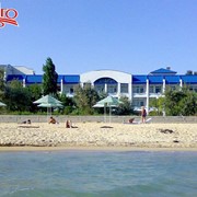Национальный центр Украина предлагает одну из лучших на курорте пляжных зон протяженностью 1,5 км. Пляж оборудован всем необходимым: кабинками для переодевания, теневыми навесами, возможен подъезд к морю на колясках.