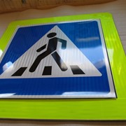 Знак 5.19.1 “Пешеходный переход“ на желто-зеленом (флуоресцентном) фоне фото