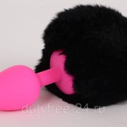 Розовая анальная пробка с черным хвостом Задорный Кролик фотография