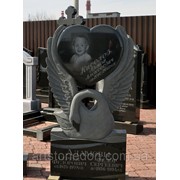 Памятник из гранита "Лебедь с сердцем"