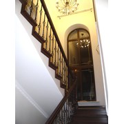 Лестница из бука с площадкой и коваными балясинами фото