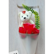 Детский подарочный набор мишка с мылом 27 см розы красные фото