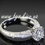 Золотое кольцо с бриллиантами фото