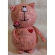Персиковый котик с сердечком и розой - вязаная мягкая игрушка