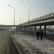 Окраска мостовой части транспортной развязки фотография