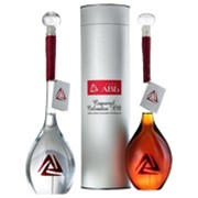 Элитный алкоголь в бутылке с логотипом