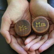 Пара свадебных шкатулок для колец “Mr & Mrs“ фотография
