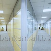 Алюминиевый профиль для офисных перегородок фотография