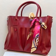 Сумка красная с бантиком и двумя наружными карманами фото