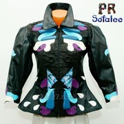 Женская куртка из кожи, расклешенная книзу, рукава фонарики 3/4. фото