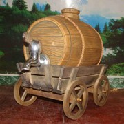 Керамические бочонки для вина на деревянных тележках. фото