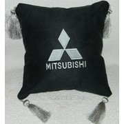 Подушка черная Mitsubishi с серебряными кистями фотография