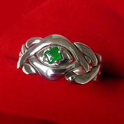 Серебреное кольцо с зеленым нефритом от Wickerring фото