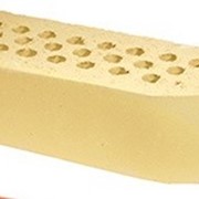 Кирпич закругленный угол желтый на белом цементе фото