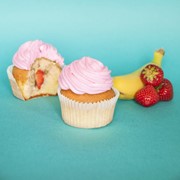 Набор капкейков с клубникой и бананом фото