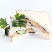 Бутерброд Перекусик (с отбивной/ с балыком/ с салями/ с курицей). Бутерброды из треугольных ломтей фото