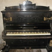 Пианино старинное. Антиквариат. фото
