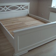 Кровать из натурального дерева фото