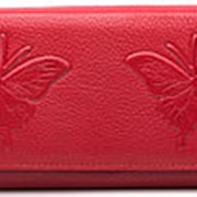 Кошелек женский кожаный красный с бабочками фотография