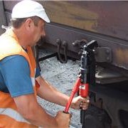Железнодорожный инструмент и оборудование, Устройство закрытия люков полувагонов
