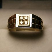 Мужской перстень с бриллиантами фотография