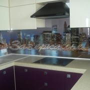 Кухонный фартук из стекла (Скинали) исполненный под ночной мегаполис фото