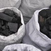 Древесный уголь в полипропиленовых мешках фото