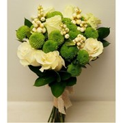 Свадебный букет из белых роз и зеленых хризантем