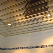 Зеркальные реечные алюминиевые потолки для ванной комнаты и санузла. фото