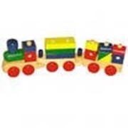 Детский деревянный поезд с геометрическими фигурами.