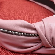 Ободок для волос с вставкой молнии розовый фото