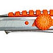 Нож с выдвижным лезвием усиленный 18-0,5 мм 2 лезвия пластиковый корпус без фиксатора SKRAB 26722
