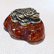 Фигурка “Жаба с монетой“ (латунь, янтарь) фотография