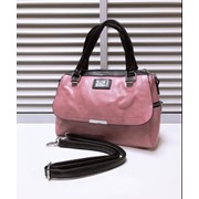 Женская сумка уикендер 21 х 28 см с ремешком и черными ручками розовая фотография