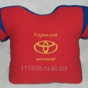 Подушка-футболка Toyota Управляй мечтой красная фотография