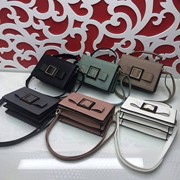 Женская сумка мессенджер с узором в в виде квадрата фото