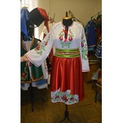 Костюм стилизованный: Сорочка женская, вышивка машинная разноцветная, ткань блузочная, юбка из креп-сатина, пояс с отделкой. фото