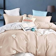 Семейный комплект постельного белья на резинке из сатина “Lorida“ Бежево-розовый с маленькими белыми фотография