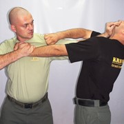 Обучение методам борьбы по базовой системе тренировок КРАВ-МАГА фото