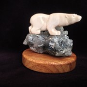 Сувенир Медведь на скале фото
