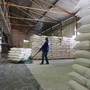 Компания "Украинский пищевой продукт" производит муку пшеничную грубого помола. Продажи по всей Украине.