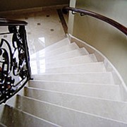 Ступени и лестницы из мрамора Crema Marfil / Крема Марфил