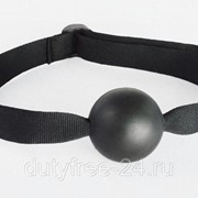 Черный кляп-шар на ремешках с пряжками фотография