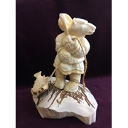 Скульптурная композиция "Медведь с рыбой", бивень мамонта, рог лося, клык моржа