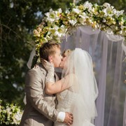 Свадебная арка из цветов и зелени фото