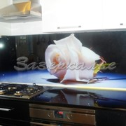 Кухонный фартук из стекла (Скинали) с тематикой белой розы