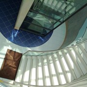 Лестницы из композитного мрамора и кварца Quarella фото