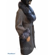 Пальто женское с мехом чернобурки серое