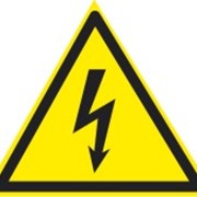 Знак “Опасное электрическое напряжение“ фото